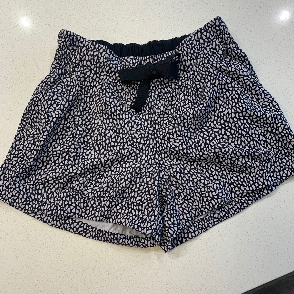 Lululemon on the fly shorts black & white!